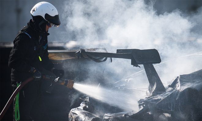 激しい炎によりリヤカウルが焼け落ちたポルシェ911 RSR
