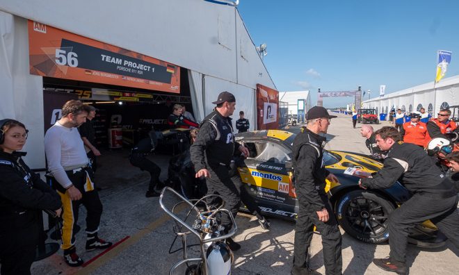 消火後ピットガレージに戻ってきた56号車ポルシェ911 RSR
