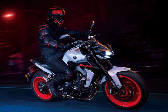 ヤマハ MT-09 ABS（マットライトグレーメタリック4）