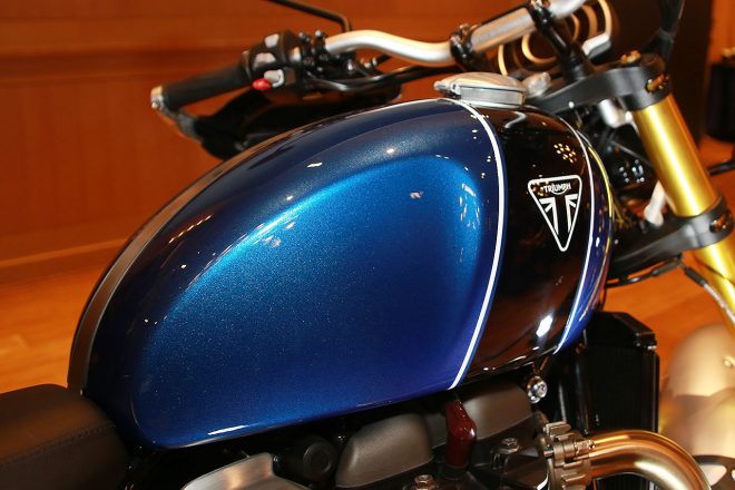 スクランブラー1200XEのタンクサイドにはトライアンフのトライアングルバッジがあしらわれている