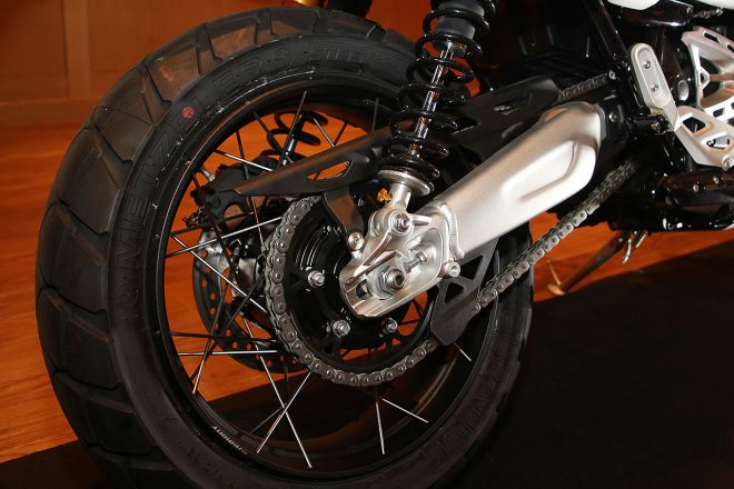 スイングアームはアルミニウム製の両持ち式。長さはXCとXEで異なる。