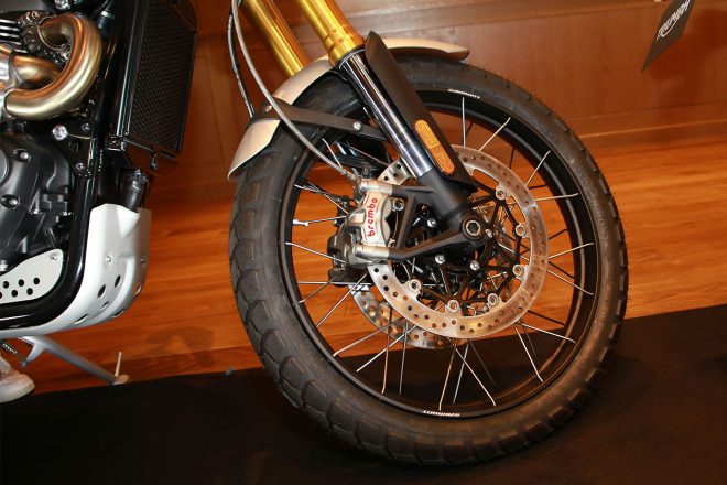 フロントにはショーワ製フルアジャスタブルロングトラベルフォークとブレンボ製ブレーキキャリパー