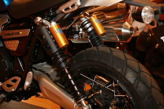 オーリンズと共同開発したフルアジャスタブルツインスプリング式リアサスペンションユニット