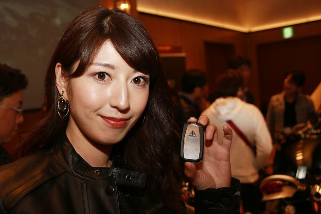 エンジンはスマートキーを使用して始動する