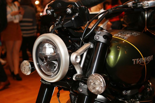 ヘットライトやバックライトはLEDが採用されている