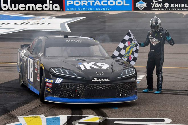 NASCAR第4戦フェニックスのエクスフィニティ戦を制したカイル・ブッシュ（トヨタ・カムリ）