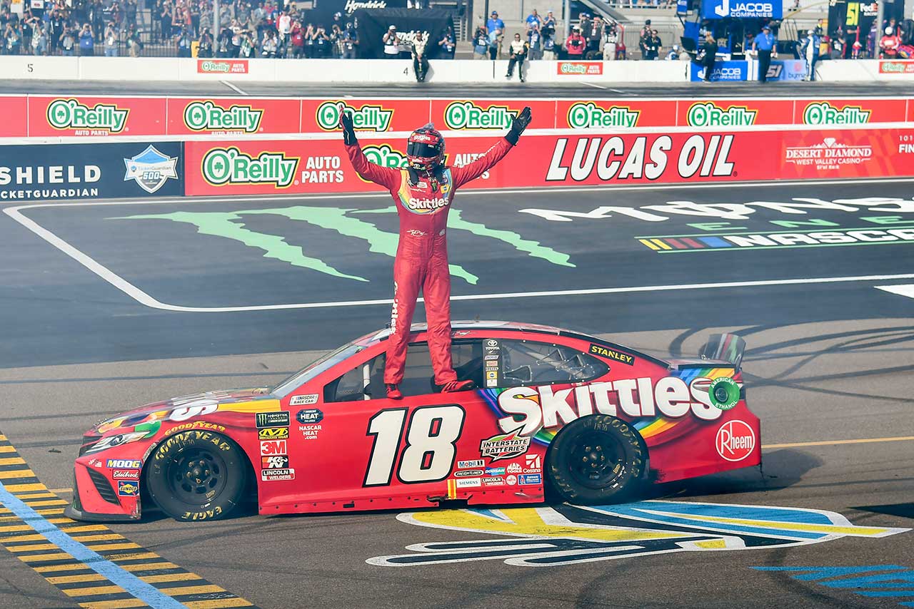 NASCAR第4戦フェニックスのカップ戦を制したカイル・ブッシュ（トヨタ・カムリ）