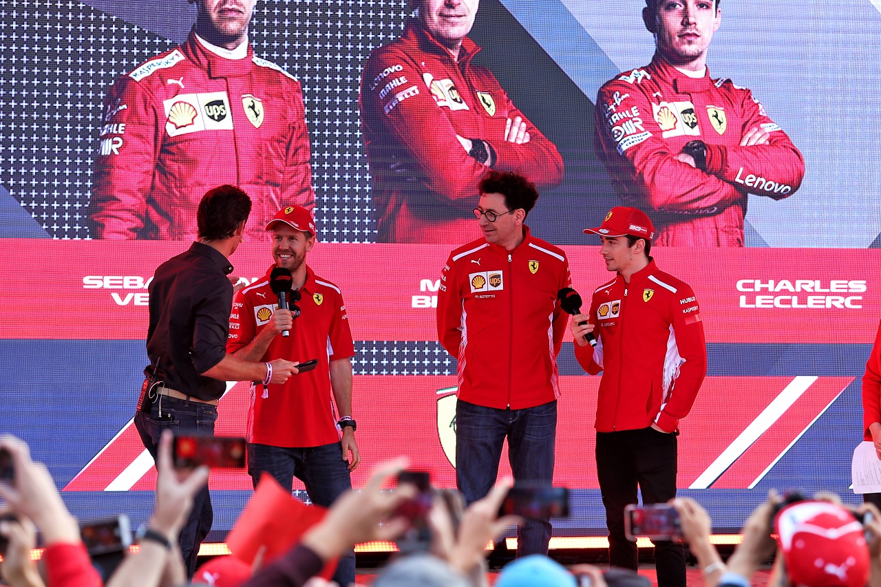 F1シーズンローンチイベントでのベッテル、ルクレール、代表ビノット（フェラーリ）