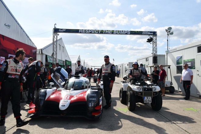 各チームのメンテナンスガレージが置かれるパドックスペース。『RESPECT THE BUMPS』のバナーがセブリングらしい