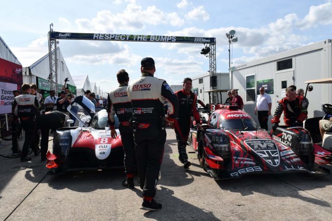 WECのパドック通路。トヨタTS050ハイブリッドを脇をリベリオンR13がすり抜けていく