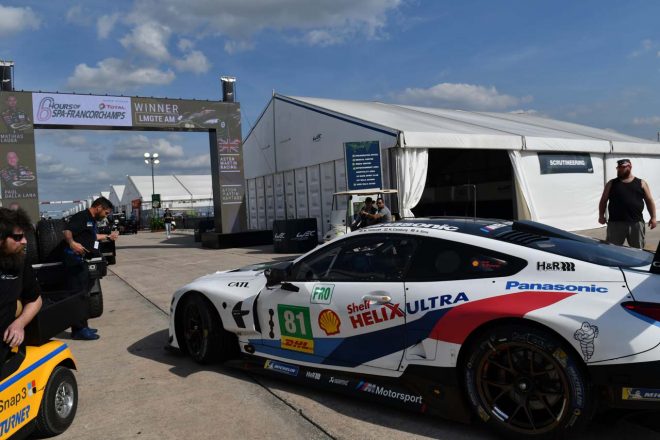 カートに道を阻まれ一時立ち往生してしまったBMW M8 GTE