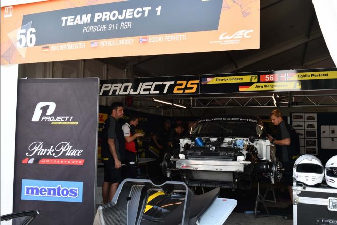 3月9～10日に行われた事前テストでマシンが炎上したチーム・プロジェクト1。走行初日に向けて急ピッチで組み立て作業中