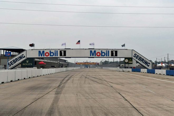 セブリング・インターナショナル・レースウェイのメインストレートはコンクリート敷き。空軍基地の名残だ