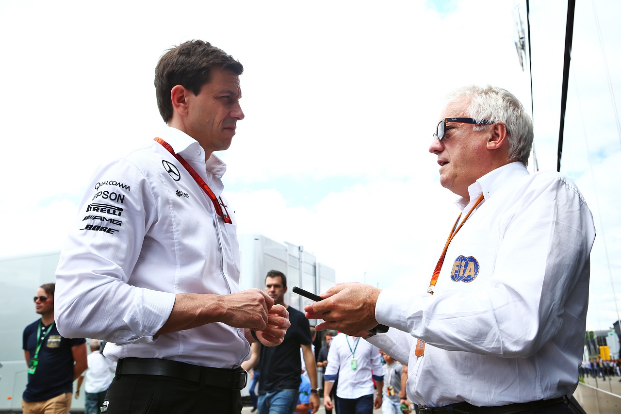 メルセデス代表トト・ウォルフとF1レースディレクターのチャーリー・ホワイティング