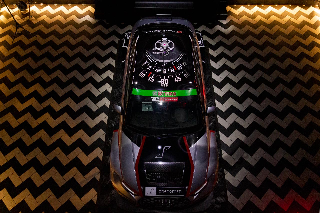 マシンルーフにはアクシオムの盤面がデザインされた