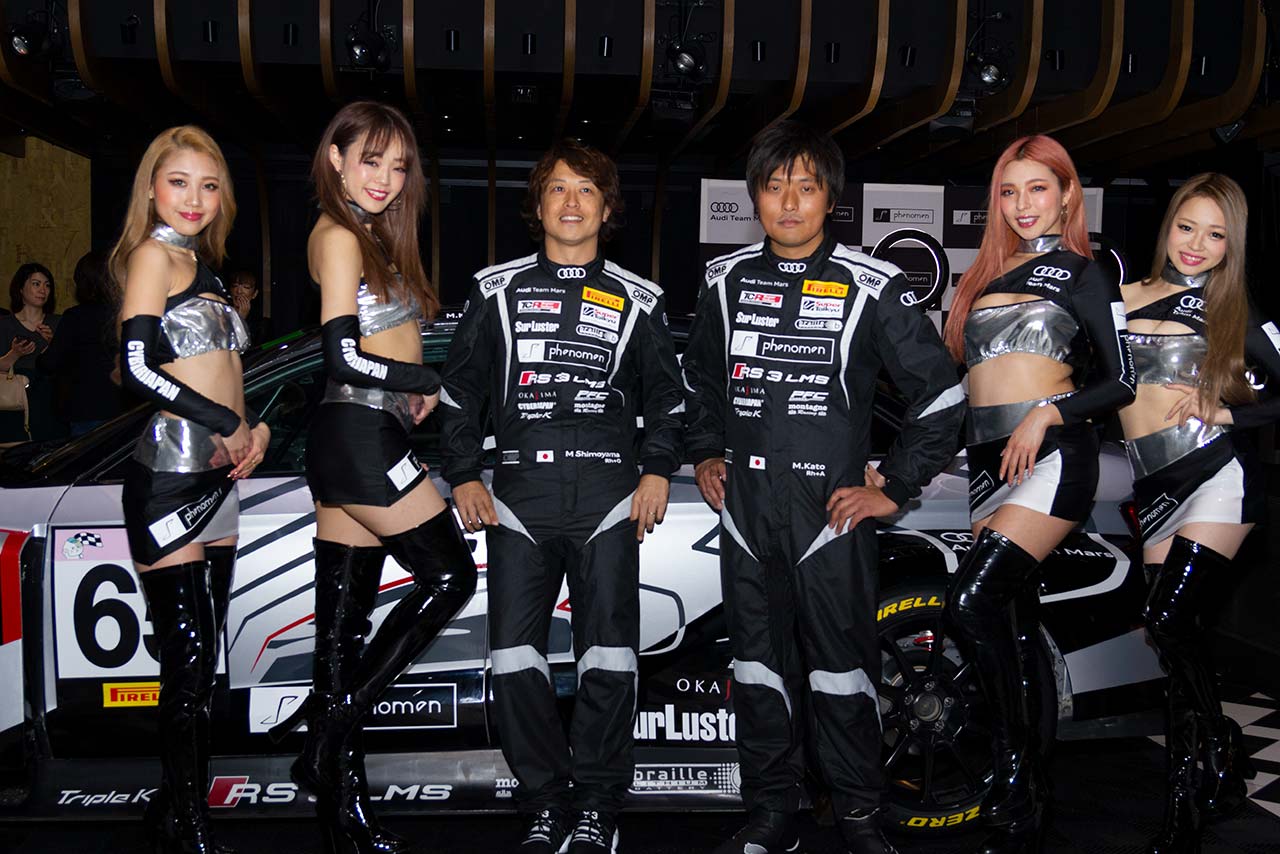 ピレリスーパー耐久に参戦する下山征人（中央左）と加藤正将（中央右）、レースクイーンを務めるサイバージャパンのメンバー