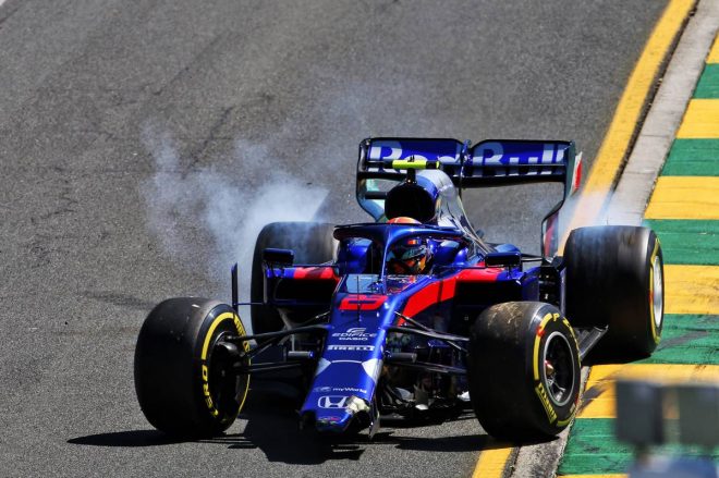 2019年F1第1戦オーストラリアGP金曜フリー走行1回目でクラッシュを喫したアレクサンダー・アルボン（トロロッソ・ホンダ）