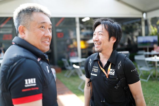 ホンダの山本雅史モータースポーツ部長（左）、小松礼雄チーフエンジニア（右）