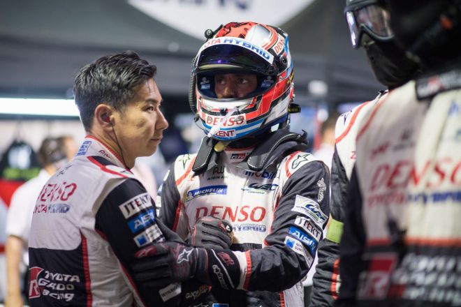 7号車を駆る小林可夢偉とホセ-マリア・ロペス