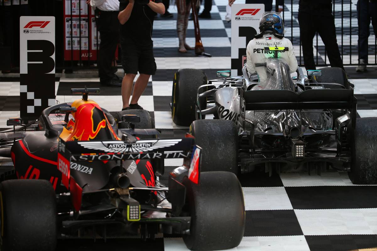 2019年F1開幕戦オーストラリアGP決勝日　バルテリ・ボッタス（メルセデス）、マックス・フェルスタッペン（レッドブル・ホンダ）