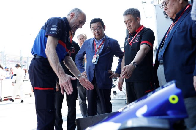 2019年F1開幕戦オーストラリアGP決勝日に激励に駆けつけたホンダの八郷隆弘社長