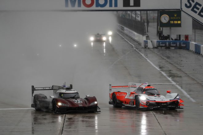 ポールスタートの6号車アキュラARX-05をパスするマツダチーム・ヨーストの77号車マツダRT24-P