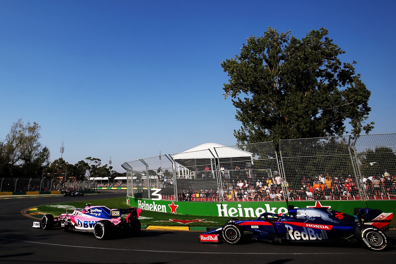 2019年F1第1戦オーストラリアGP　ランス・ストロール（レーシングポイント）とダニール・クビアト（トロロッソ・ホンダ）のバトル