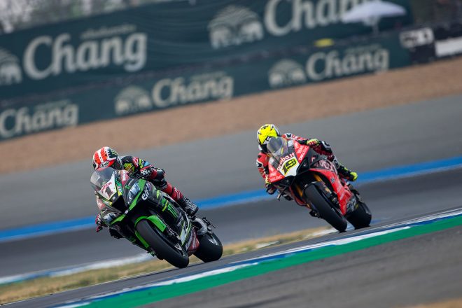 レース1で序盤は先頭に立ったレイ。しかし中盤にバウティスタにトップを奪われた