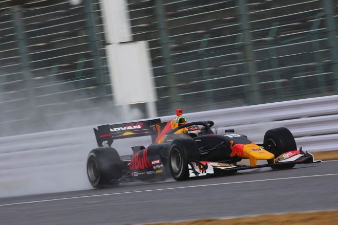 テスト初日はウエットコンディションの走行に