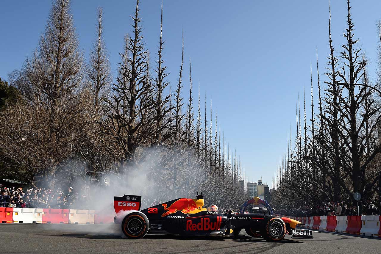 東京・青山の神宮外苑いちょう並木で行われたデモラン