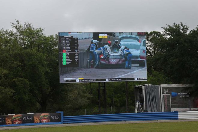 コース上にストップした姿がサーキットビジョンに写しだれた77号車マツダRT24-P