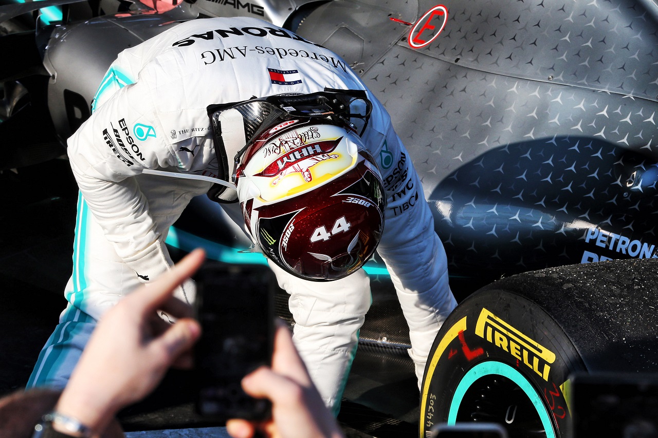 2019年F1第1戦オーストラリアGP　レース後、マシンのダメージの確認を行うルイス・ハミルトン（メルセデス）