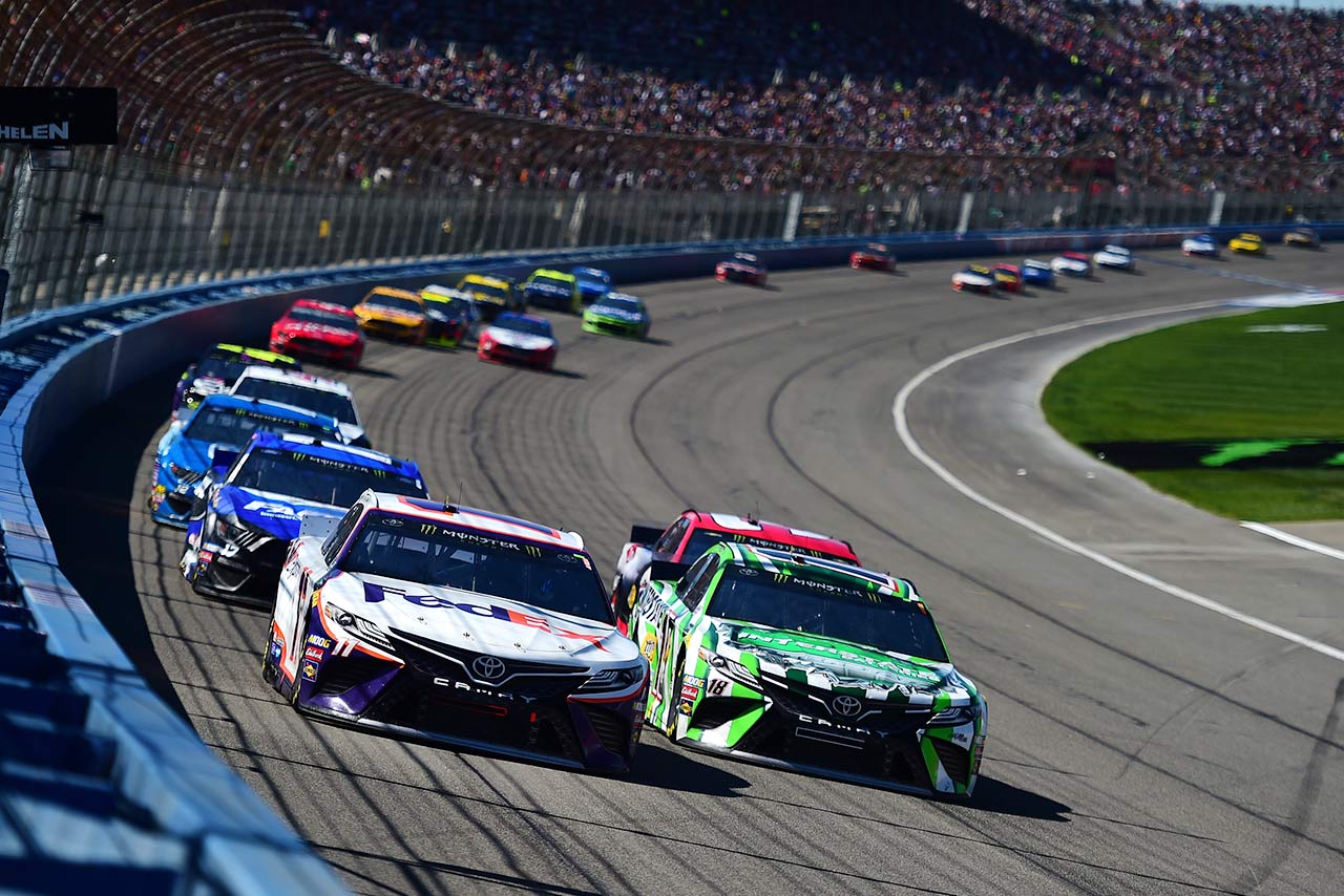 オートクラブ・スピードウェイを走るカイル・ブッシュ（トヨタ・カムリ／右）とデニー・ハムリン（トヨタ・カムリ／左）