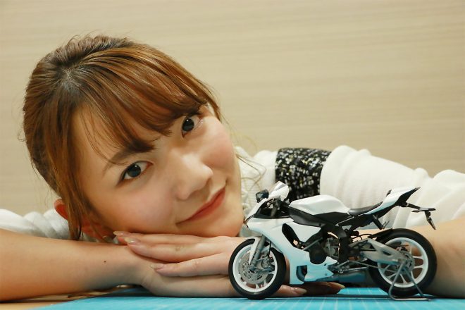 プラモデル作りに初挑戦した森園れんさん