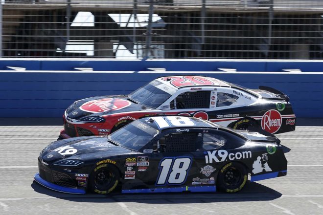 クリストファー・ベル（＃20）とカイル・ブッシュ（＃18）