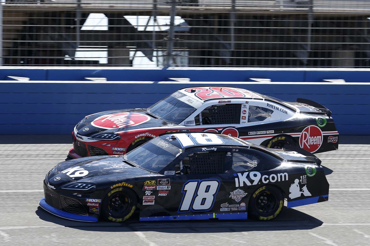 クリストファー・ベル（＃20）とカイル・ブッシュ（＃18）