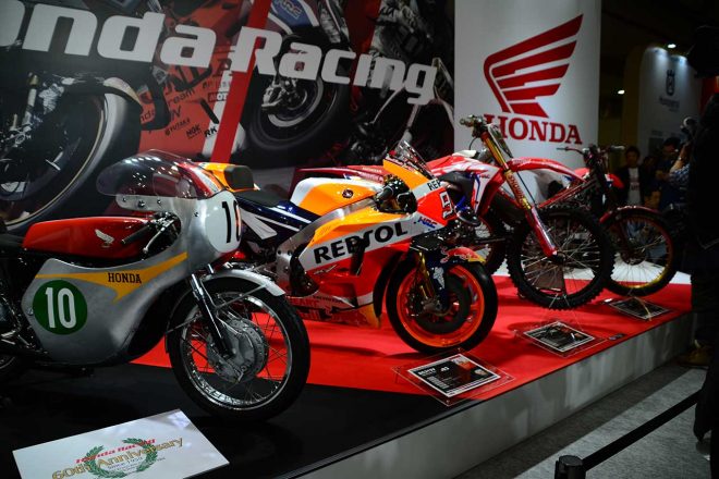 ホンダブースに並ぶホンダのMotoGPマシン、RC213Vなどのレーシングマシン