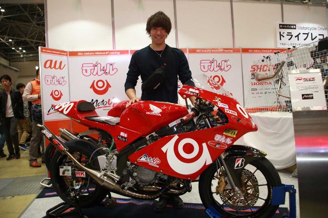 東京モーターサイクルショーを訪れたMoto2ライダーの長島哲太