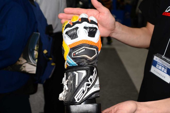 Moto3ライダー、真崎一輝が使用したFiveグローブ