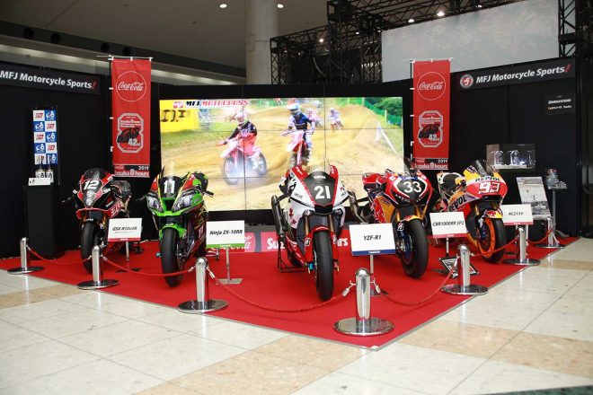 アトリウムに並ぶレーシングマシン