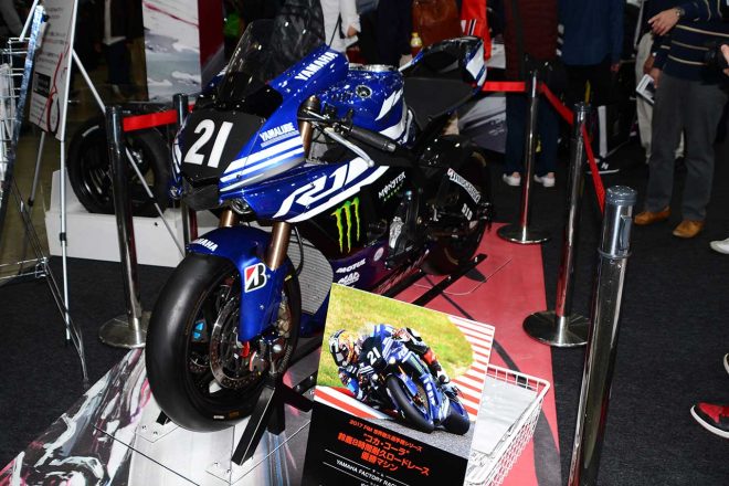 ブリヂストンブースの2017年鈴鹿8耐で実際に使用されたヤマハYZF-R1。またがり体験ができるとのこと