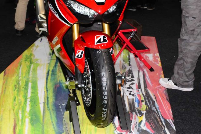 ブリヂストンBATTLAX HYPERSPORT S22 を履くホンダCBR1000RR