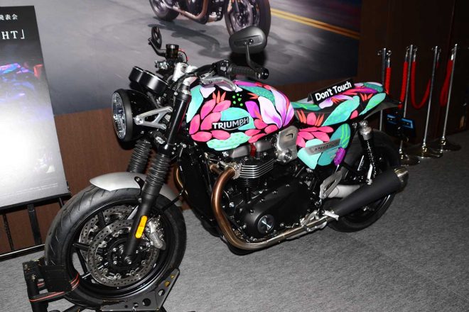 トライアンフブースにて展示中のカラフルなSPEED TWIN