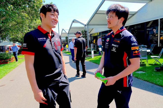 右／ピエール・ガスリー担当の湊谷圭祐エンジニア 左／鈴木悠介広報