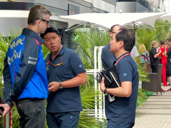 右側の2名：ホンダはデサントが供給するウエアをホンダF1用のウェアとして着用 左端：トロロッソと同じウェアを着るホンダのスタッフ