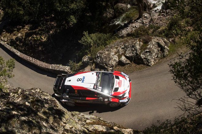 道幅のタイトさはツール・ド・コルスの特徴でもある（写真は2018年大会のもの）