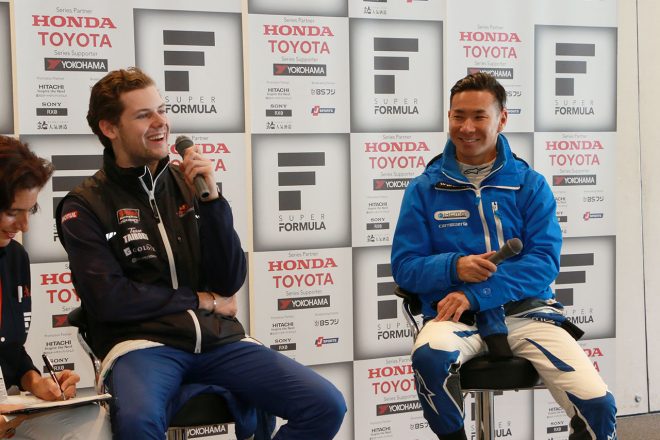 可夢偉とニューウェイの会見は笑いありのものとなった