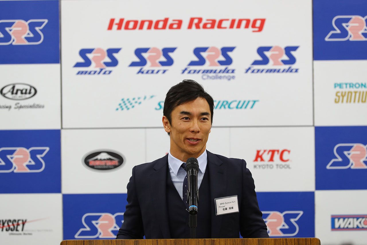 鈴鹿レーシングスクール入校式でスピーチするプリンシパルの佐藤琢磨