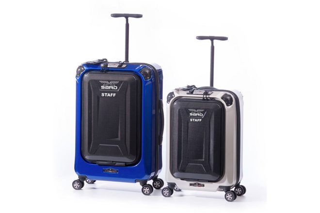 キャリーバッグにはA.L.I UVプリントサービスを使い、チームのロゴがあしらわれた