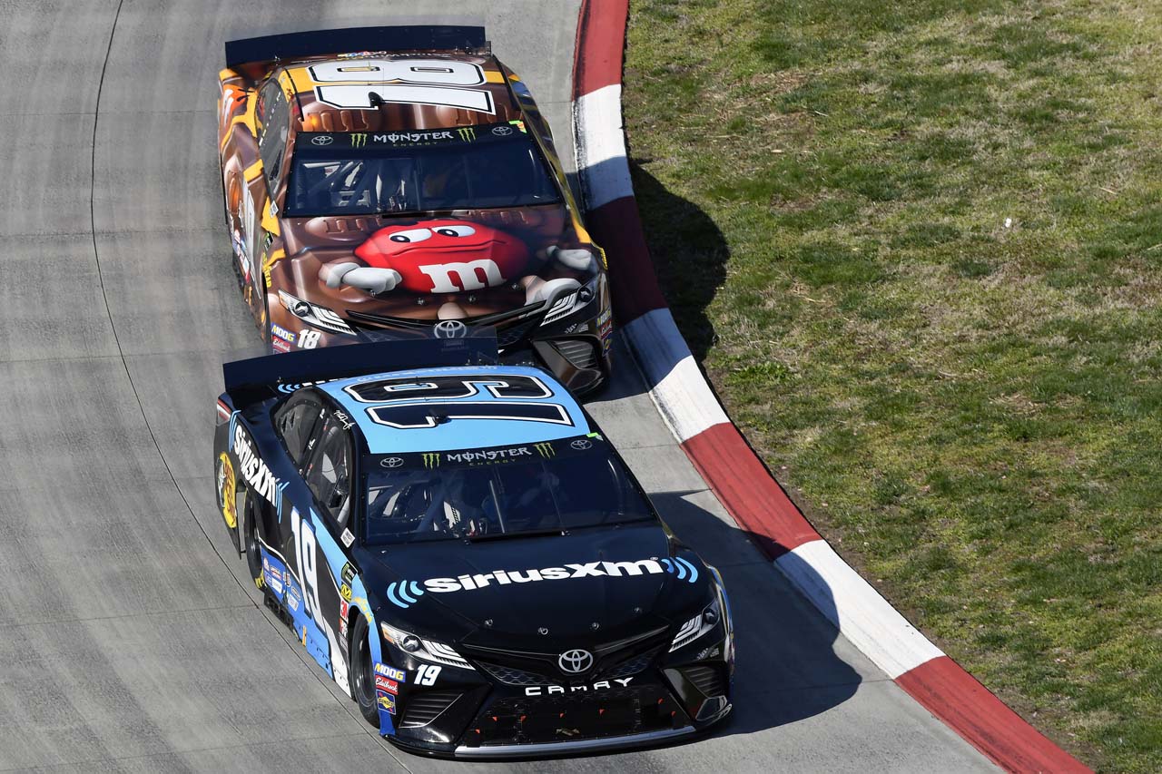 3位、8位でフィニッシュしたカイル・ブッシュ（＃18）とマーティン・トゥルーエクス・Jr.（＃19）